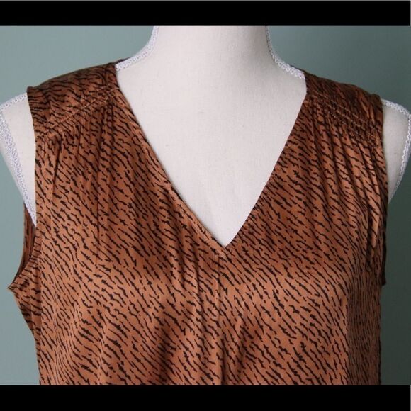 BANANA Republic Soft Satin V-Neck Tank Size XS - Picture 6 of 10